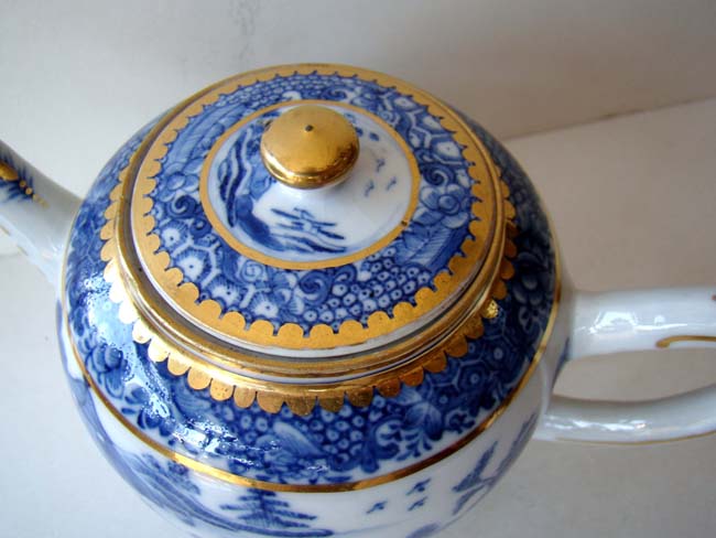 A fine 18th century British blue transfer printed teapot in the Chinese taste with gilt decoration circa 1785  — image 2